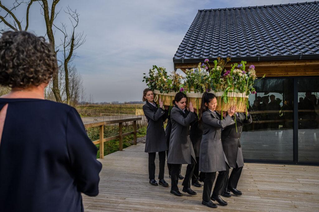 Waarom afscheidsfotografie - Vrouwelijke dragers met een mand met de bloemenband